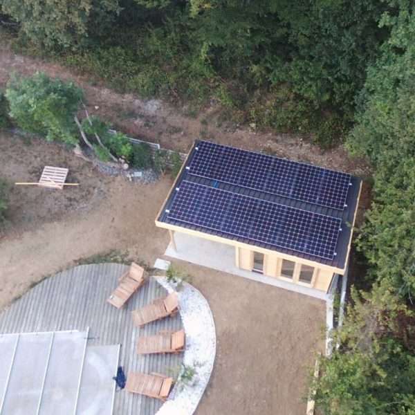 drone-pool-house-photovoltaïque-piscine