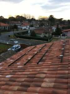 système-fixation-toiture-tuile-optimiseur-photovoltaïque-landes-pays-basques-Niroma-Solar